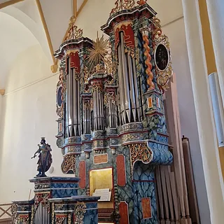 die restaurierte Orgel mit der neuen (alten) Farbgebung