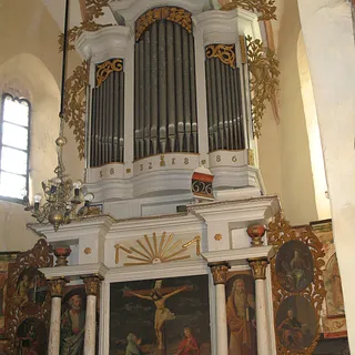 Altar und Orgel darüber