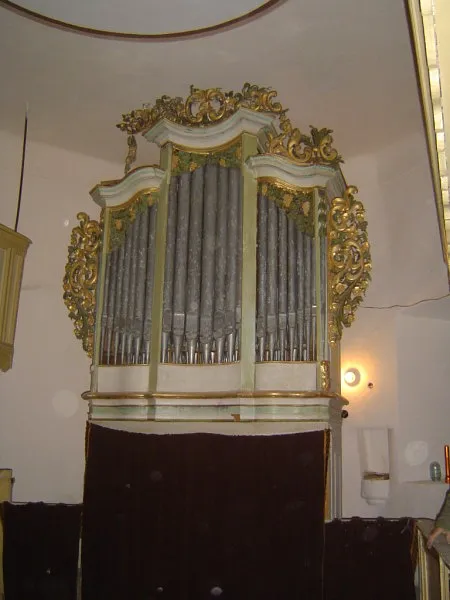 Orgel ohne Altar, aber mit schwarzem Tuch