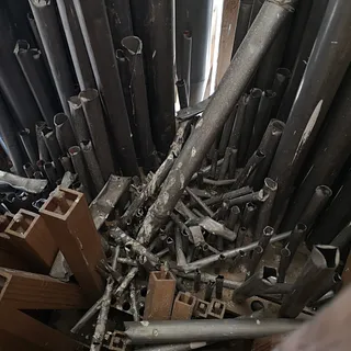 Von Tieren geschaffenen Unordnung in den Reihen der Pfeifen der Schweischer Orgel