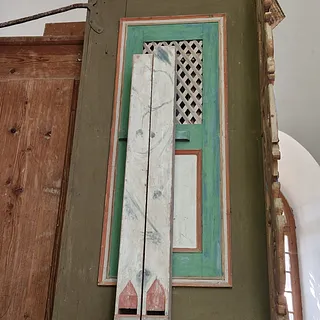 je zwei Extrapfeifen, je an den Seitenwänden der Orgel