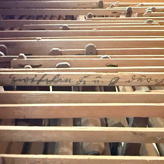 Inschrift auf einer Abstrakte, die durch die Erwiterung der Orgel (Maywald, beim Umzug von Galt nach Tekes) um 1846 ihren etwas bedrängten Platz finden musste.