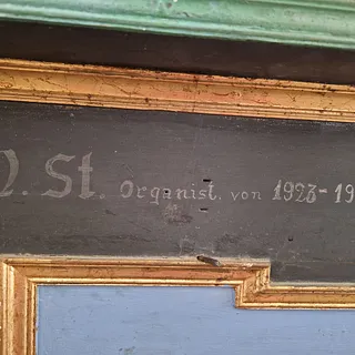 Inschrift an der Orgel für treuen Orgeldienst