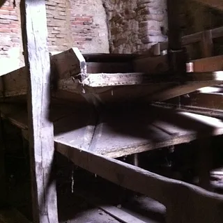 Detail 1 der originalen Balganlage im Turm hinter der Orgel (nicht angekoppelt)