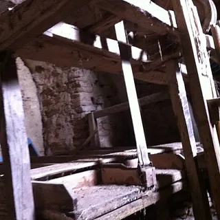 Detail 2 der originalen Balganlage im Turm hinter der Orgel (nicht angekoppelt)