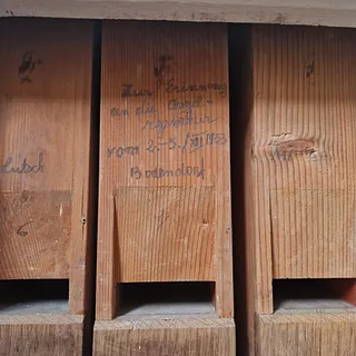 Inschrift zu einer Orgelreparatur im Jahr 1953