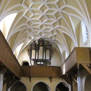 Orgelgehäuse im Raum
