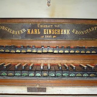 Klaviatur mit Firmenschild