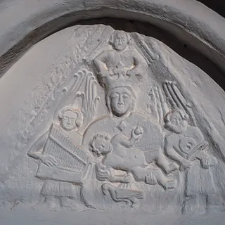 wahrscheinlich älteste Abbildung einer Orgel in Siebenbürgen im Tympanon der evang. Kirche in Petersdorf bei Bistritz