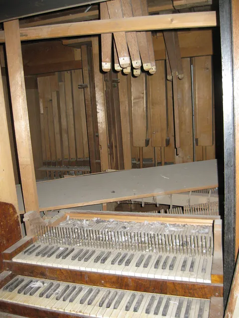 Orgel teilweise ausgebaut