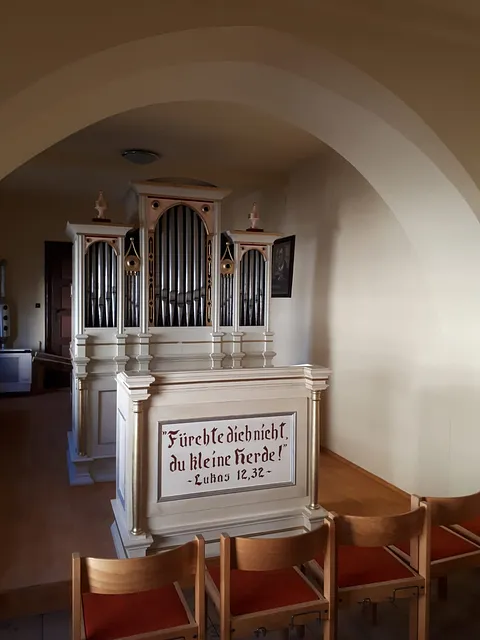 Die Siechhofkrichenorgel an ihrem neuen Standort vor dem neuen Altartisch im Betsaal der Winterkirche in der Klosterkirche Schässburg.