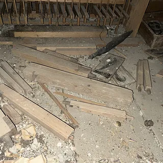Die hinten an der Orgel fehlenden Subbasspfeifen liegen im Orlgeinnern am Boden