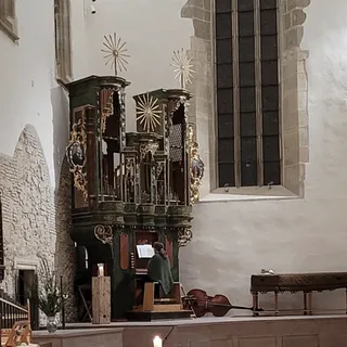 mit fehlendem Prospekt in der Stadtpfarrkirche