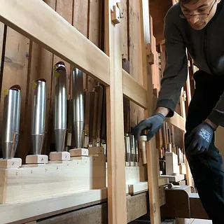 Petrica Mihoc beim Intonieren in der Schwarzen Kirche – Photo: Arpad Magayr, Intonateur