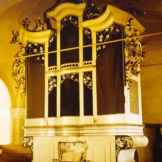 Orgel bis 1980 mit Tüchern statt Prospektpfeifen. Sie wurden eingezogen im Krieg. Hermann Binder rekonstruierte den Prospekt